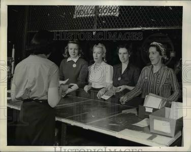 1942 Press Photo Clerk Anne Popovich waits on "customers" Margaret McClintock, Cheap With Credit Card
