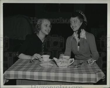 1941 Press Photo Gracie and Billie Worth stars in "Blossom Time" - RSL40023 Cheap Shop