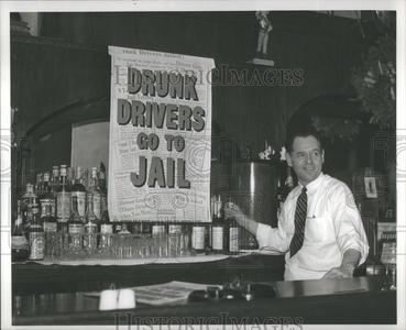 1942 Press Photo Clifford Gurney of Gurney's Chop Shop Outlet Amazing Pice