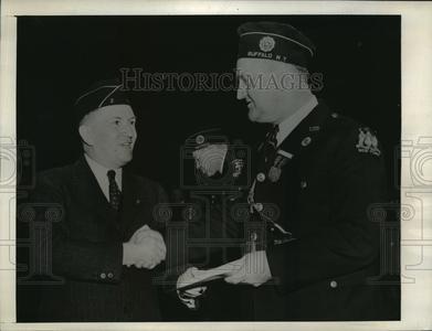 1943 Press Photo Paul Wamsley received $1000 for distinguished community service Looking For Cheap Pice