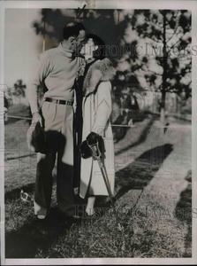1936 Press Photo Golfer Denny Shute gets kissed by wife after win at Pinehurst Sale Amazing Pice