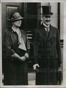 1935 Press Photo Neville Chamberlain Shown with Mrs Chamberlain - ney25130 Outlet New