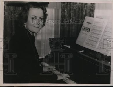 1935 Press Photo Ms.Elizabeth Vandenberg made her debut concert at Grand Raoids Latest Collections Sale Online