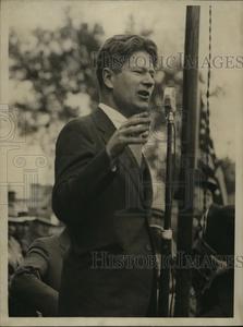 1935 Press Photo Phil La Follette, at microphone, holding the crowd spellbound Clearance Footlocker Pictures