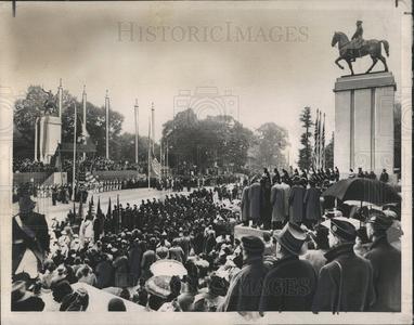 1937 Press Photo French Tribute Statues United States Free Shipping Low Cost