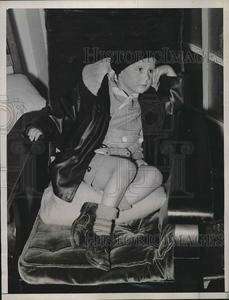 1935 Press Photo Donald after arriving in San Francisco by bus Newest