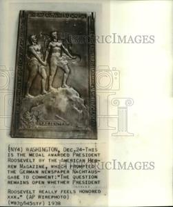 1938 Press Photo Medal Awarded to Pres Roosevelt Wholesale Pice For Sale