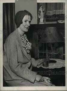 1934 Press Photo Grace Gore's bridesmaid Mrs. Dalton Adams at her home, E. Wood Discount Newest