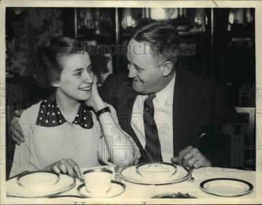 1935 Press Photo La Ferbe Sanders & Edgar SAnders reunited after seveteen years. Cheap Sale Outlet Locations
