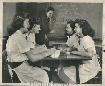 1947 Press Photo Grace Anders Bishop Meatless Tuesdays Discount Shop Offer