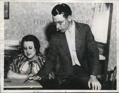 1932 Press Photo Mrs Bennett Griffin & Jeff Griffin checking on route taken Visit Online