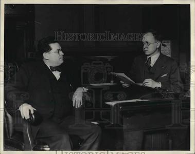 1930 Press Photo Judge Frank Hayes, States Attorney Hanson Sale Official