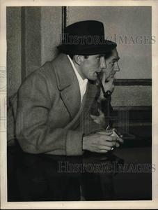 1927 Press Photo Tennis Star Fred Perry Watching Match Cheap Sale Low Pice