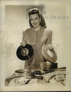 1945 Press Photo Ginny Simms Pastes Signed Photos on Her "Singing Photographs" Outlet Cheap Quality