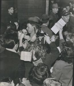 1945 Press Photo George Murphy Actor Autograph Seekers Santa Fe Chief Train Very Cheap Sale Online