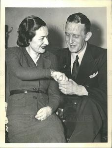 1937 Press Photo Magda Fontanges Claiming Charles Pick A Best For Sale