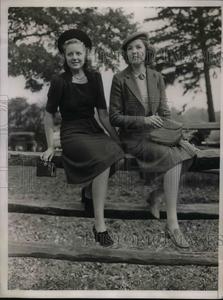 1938 Press Photo Penny Ferbacher & Margaret Collins Sale Comfortable