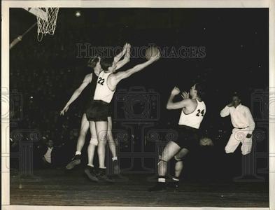 1935 Press Photo Madison Square Garden Basketball Game with Duquesne and LIU Cost For Sale