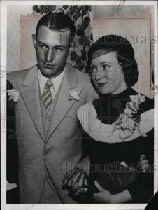 1933 Press Photo Detroit Tigers outfielder Jo-Jo White with girlfriend Cheap Sale 100% Guaranteed