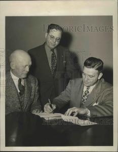 1947 Press Photo Bob Woodruff signed as Head Football Coach of Baylor Univ. Sale In China