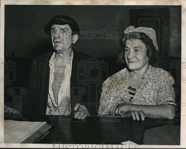 1947 Press Photo Charles Wise & Julia Blake at the police station Store Online