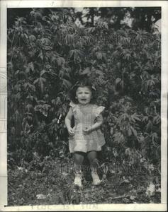 1944 Press Photo Carol Ann Cooper Ragweed Field Crying Cheap Low Cost