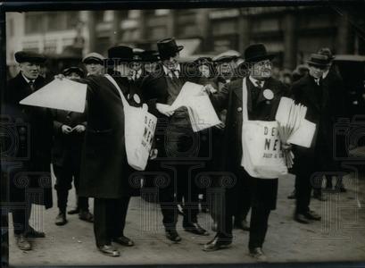 1922 Press Photo Detroit Newspaper Sellers Get Authentic Cheap Online