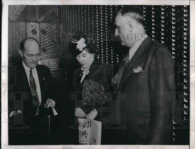 1944 Press Photo Arthur Peebles & Attorney Anthony Fiorette With Mrs. Minnery Amazing Pice Cheap Online