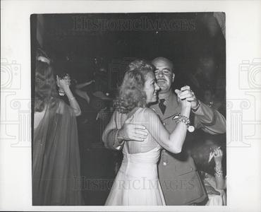 1945 Press Photo Duncan MacMartin & Mrs Paul Lukas Affordable Cheap Pice