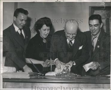 1944 Press Photo Money Count Collection March O' Dimes Buy Cheap With Credit Card