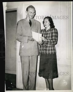 1943 Press Photo Richard Tregaskis and Lucy Monroe in Boston Hotel New Online