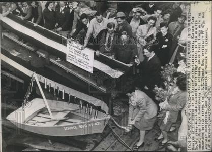 1943 Press Photo Workers Launch First Vessel Sale Cheap Pices