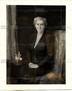 1943 Press Photo Sarah M. Sheridan With Credit Card Online
