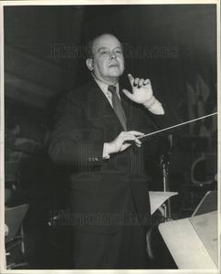 1943 Press Photo Raymond Paige Conductor With Credit Card For Sale