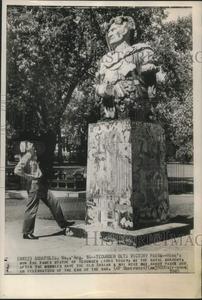 1945 Press Photo Statue of Tecumseh at Naval Academy in Annapolis, Maryland. Sale Clearance