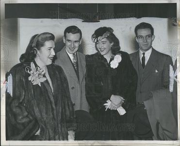 1945 Press Photo Talbat Cummings Det Soc Shop Offer