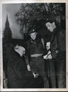 1946 Press Photo Senator Tom Connally give autograph to two Dutch Soldiers. Cheap Discounts