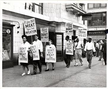 1946 Press Photo buyer strikes broadway market Cheap Low Shipping Fee