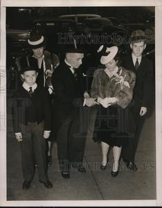 1944 Press Photo Spellman family Photo Free Shipping Nicekicks