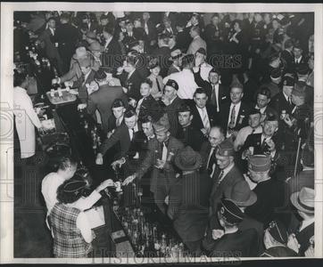 1944 Press Photo Sherman Hotel Schlitz Milkwaukee Ball Shop For Sale