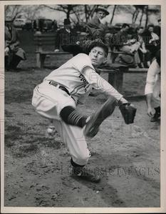 1947 Press Photo Ted Roth, Yale pitcher at practice Buy Cheap Footlocker Pictures