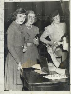 1946 Press Photo Lee Thacker , debutante with friends. Outlet Big Discount