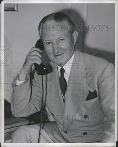 1946 Press Photo Kim Sigler Michigan Governor Clearance Perfect