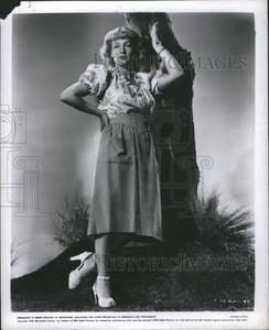 1948 Press Photo Actress Ann Sothern pose by a tree With Mastercard