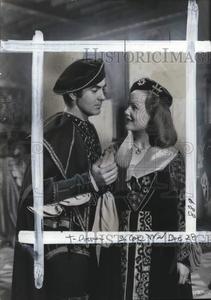 1949 Press Photo Actors Tyrone Power & Wanda Hendrix in "The Prince of Foxes" Cheap Pice Low Shipping Fee