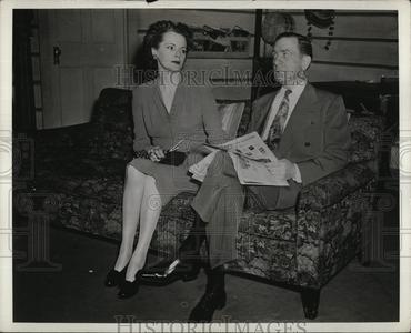 1945 Press Photo Vera Tatum & Walter Gilbert "Kiss and Tell" For Sale Online