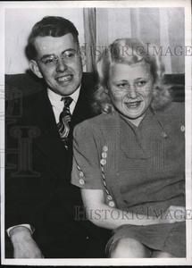 1948 Press Photo William Raymond & Helga Hasenpflug plan wedding, Rochester NY Discount Shop For