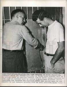 1949 Press Photo Bernard Smith Debutor in Rutland Jail Jailer P.M. Holland Latest