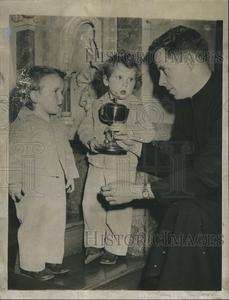 1948 Press Photo Ronald &Michael Flaherty Present Ciborium To Fr. Daniel O'Leary How Much Sale Online