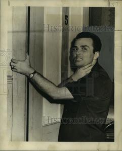 1949 Press Photo Jerry Crocker, a hotel clerk, shows how bandits choked him Sale Cheapest